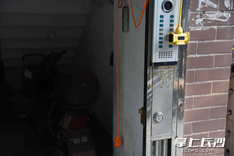 在长沙天心区某小区，电动车飞线充电现象普遍。该小区不少房屋均被出租。长沙晚报全媒体记者 刘琦 摄