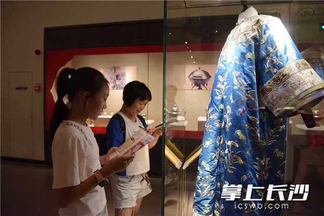 同学们带着疑问仔细观展。