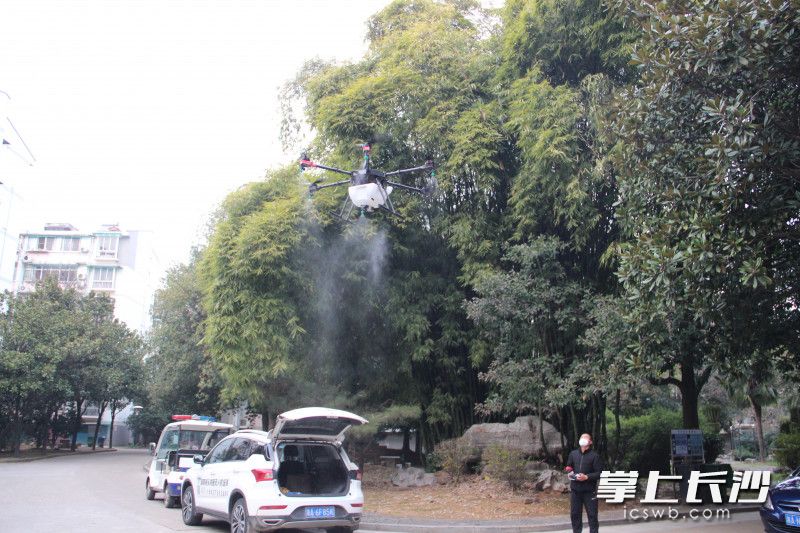 空军退役飞行员夏祖润利用农业植保无人机为湖南农业大学周边各个居民小区做喷洒消毒水作业。 长沙晚报全媒体记者 周游 通讯员 李梦 摄 空军退役飞行员夏祖润利用农业植保无人机为湖南农业大学周边各个居民小区做喷洒消毒水作业。 长沙晚报全媒体记者 周游 通讯员 李梦 摄