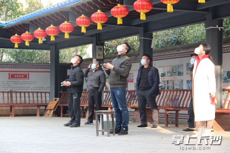 空军退役飞行员夏祖润利用农业植保无人机为湖南农业大学周边各个居民小区做喷洒消毒水作业。 长沙晚报全媒体记者 周游 通讯员 李梦 摄 空军退役飞行员夏祖润利用农业植保无人机为湖南农业大学周边各个居民小区做喷洒消毒水作业。 长沙晚报全媒体记者 周游 通讯员 李梦 摄