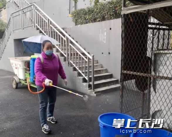 长沙学院工作人员对校区进行消毒。