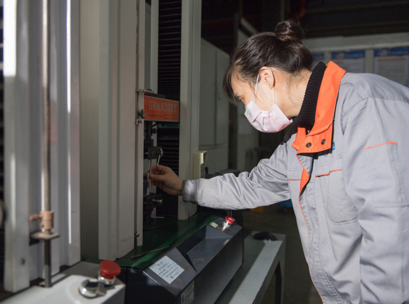 望城经开区恒飞电缆品质总监詹梨正在对公司生产的产品进行品质检测。长沙晚报全媒体记者 邹麟 摄