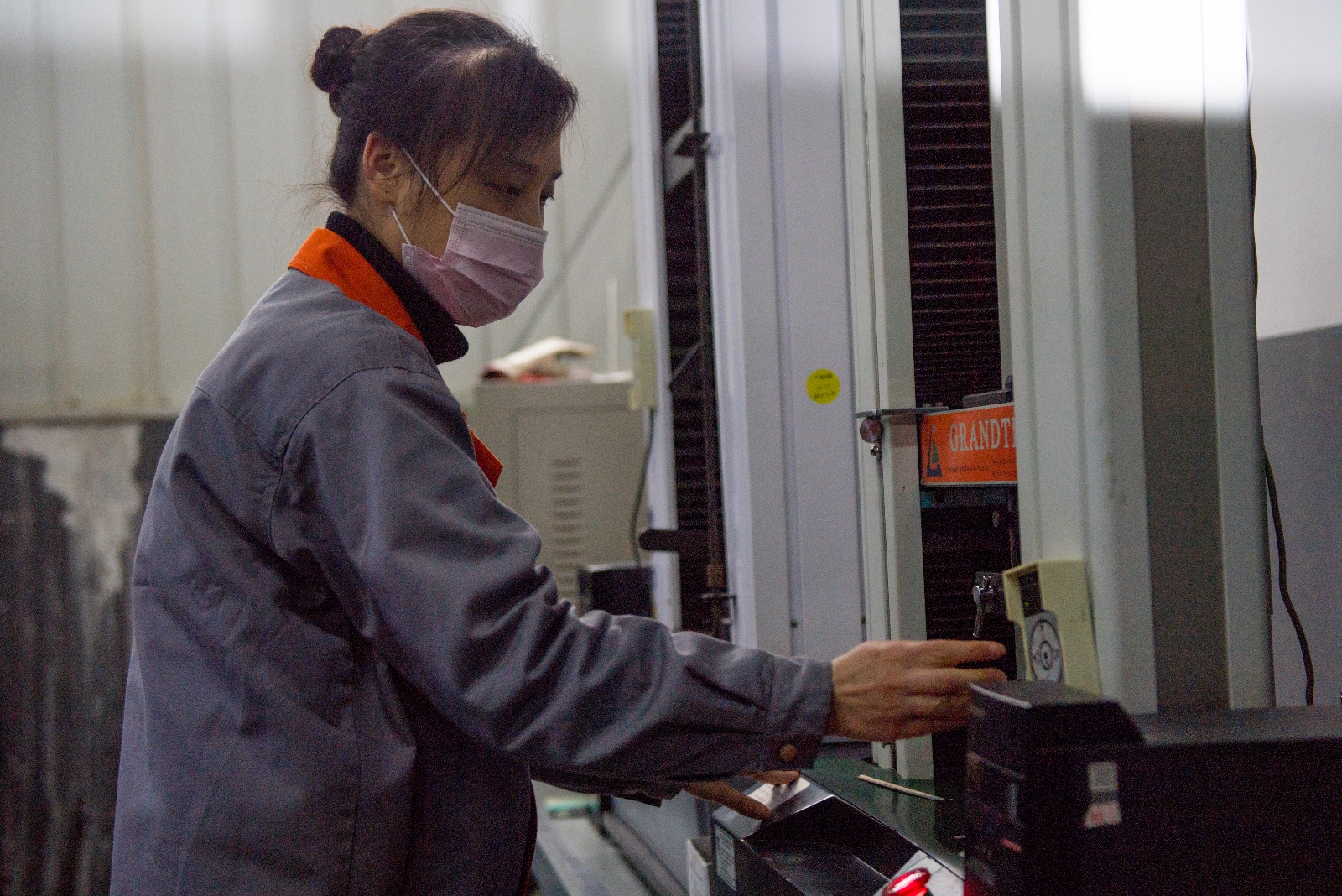 詹梨是恒飞电缆的“五大总监”之一，公司去年销售30多亿元的产品，都要经过她这个品质总监的把关。 长沙晚报全媒体记者 邹麟摄