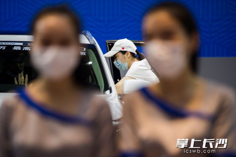 本届湖南车展中，工作人员、市民严格执行防疫措施，佩戴口罩参展逛展。长沙晚报全媒体记者 黄启晴 摄