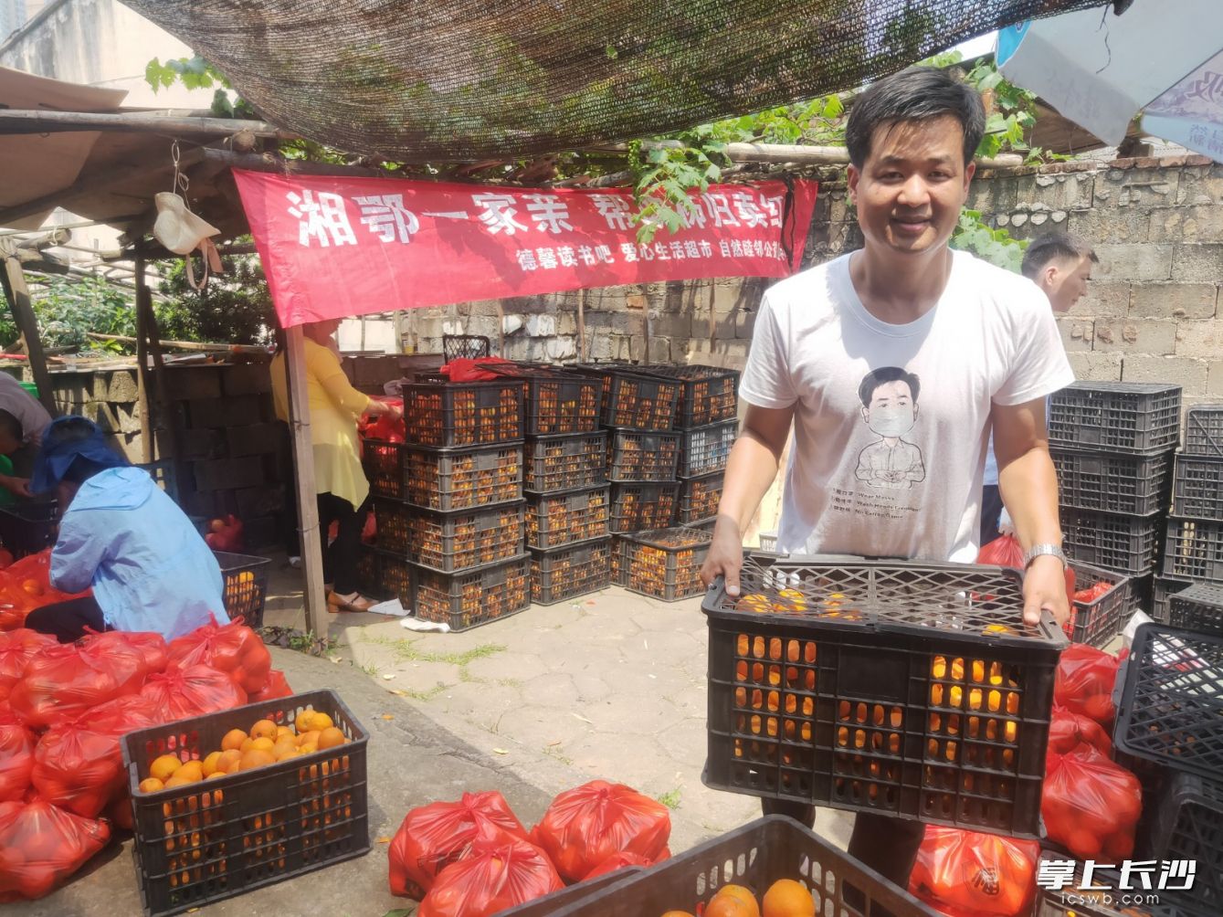 “长沙好人”丁红波为湖北特困果农种植的血橙热心带货，自家小院也变成爱心中转站。长沙晚报全媒体记者 胡媛媛 摄