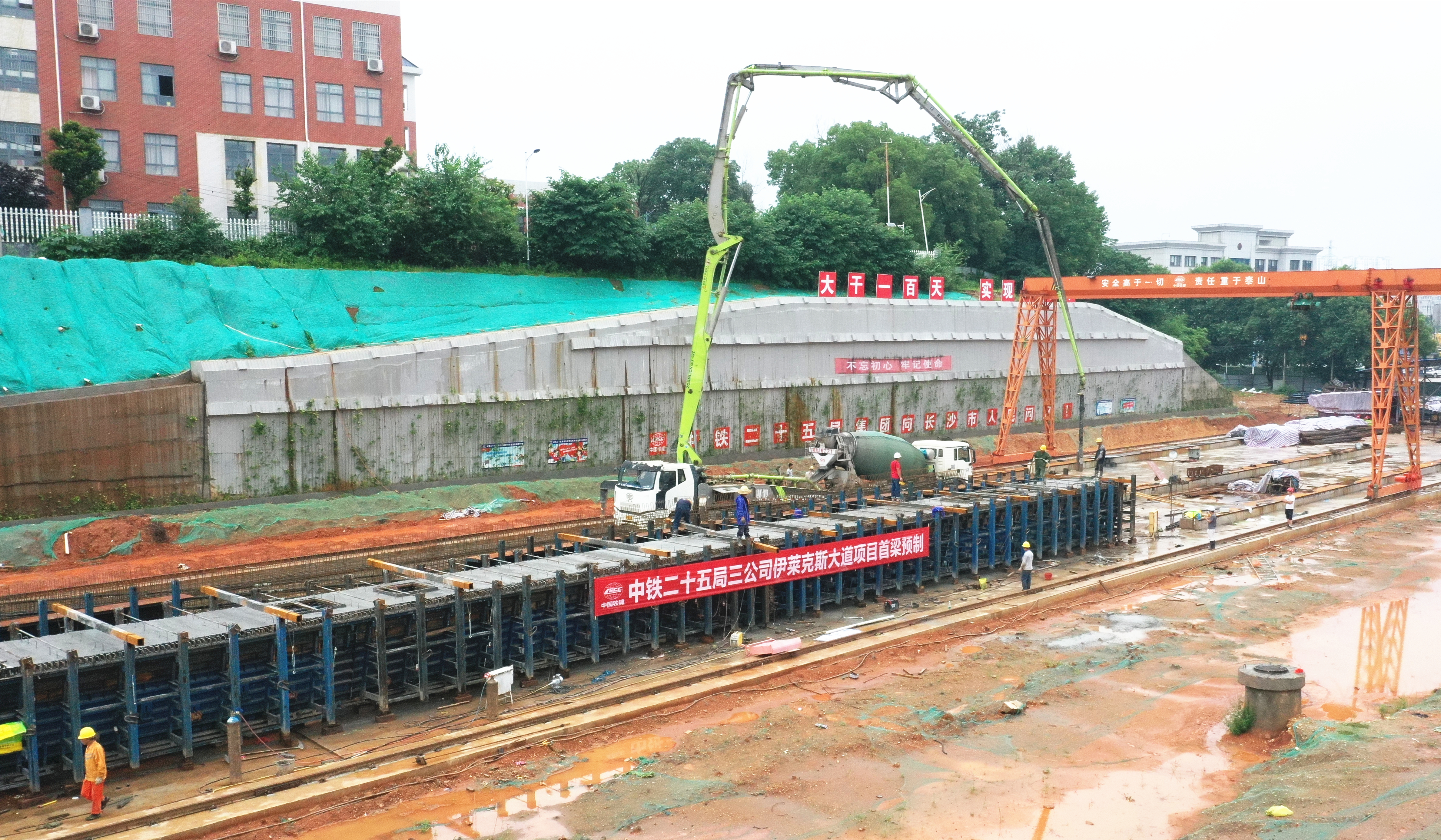 伊莱克斯大道西延段项目建设现场，工人们正在进行首片预制箱梁浇筑施工。均为长沙晚报全媒体记者 陈焕明 通讯员 李晓康 摄影报道