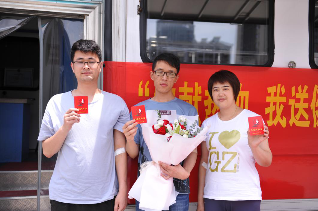 献血志愿者领到了免挂号费的福利卡。长沙晚报全媒体记者 朱炎皇 实习生 邹菁 摄影报道