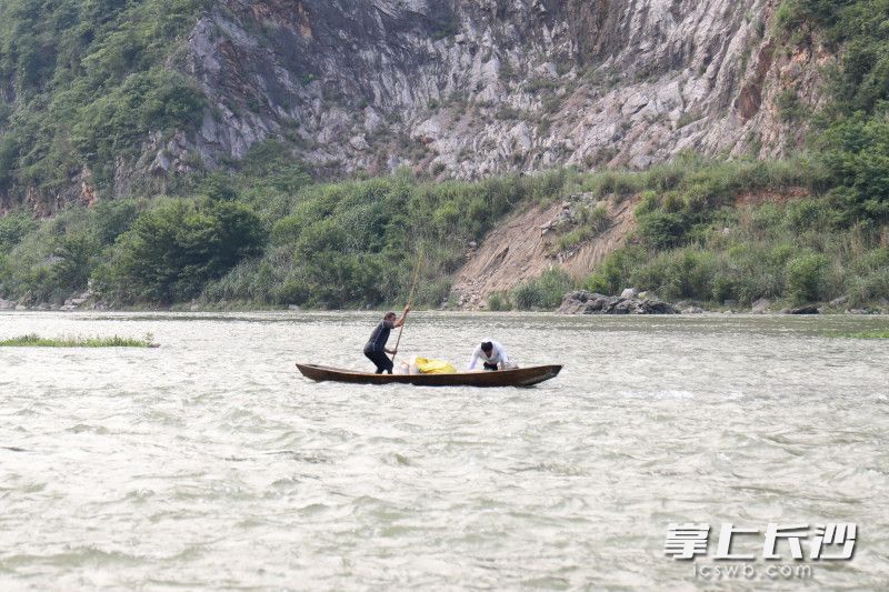 被困男子爬上渔船，最终成功获救。