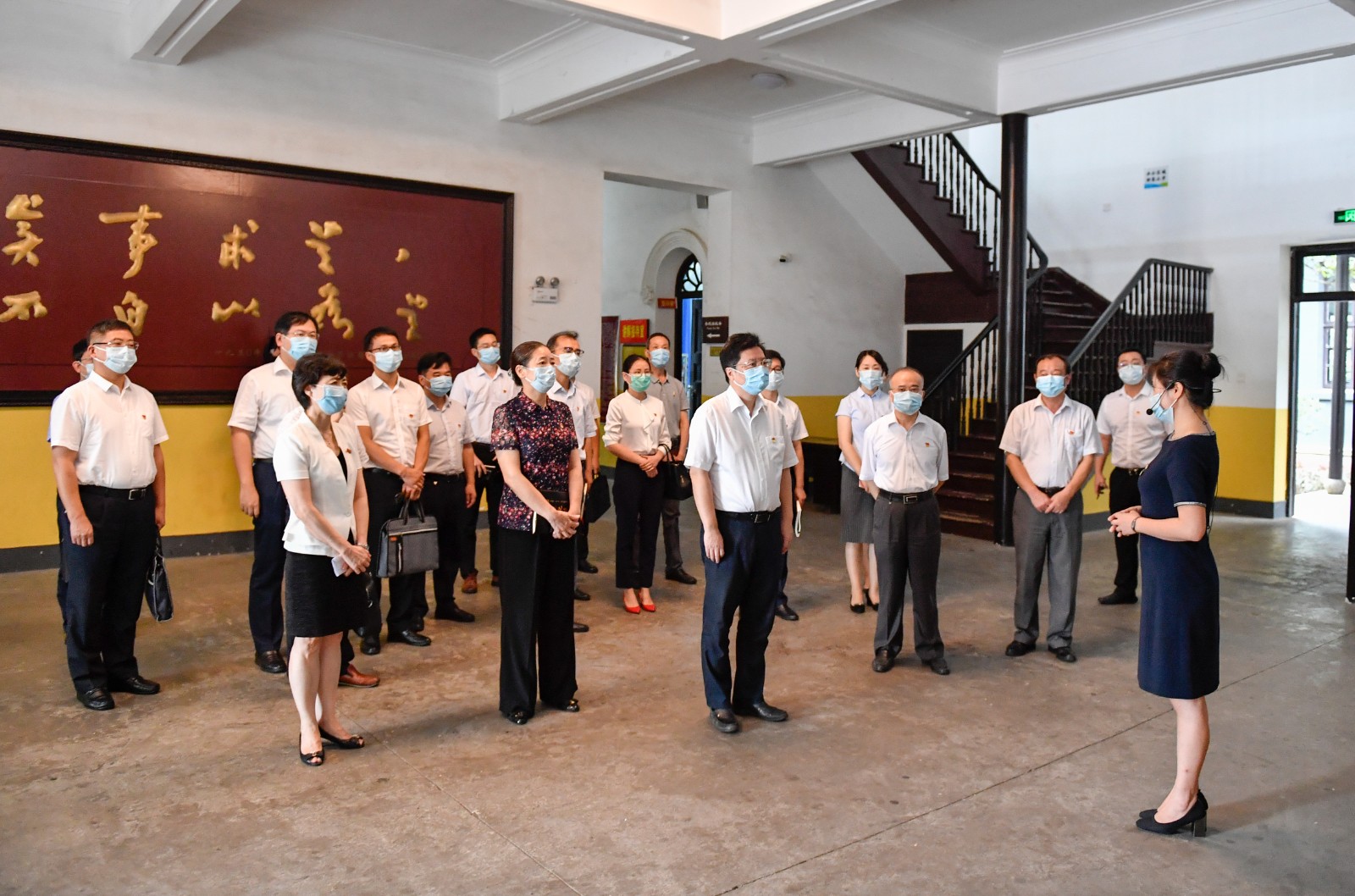 今天上午，省委常委、市委书记胡衡华以普通党员身份，参加市委办公厅机关第一党支部“寻初心、守初心、践初心”主题党日活动，观看“一代伟人从这里起步”主题展览。长沙晚报全媒体记者 余劭劼 摄