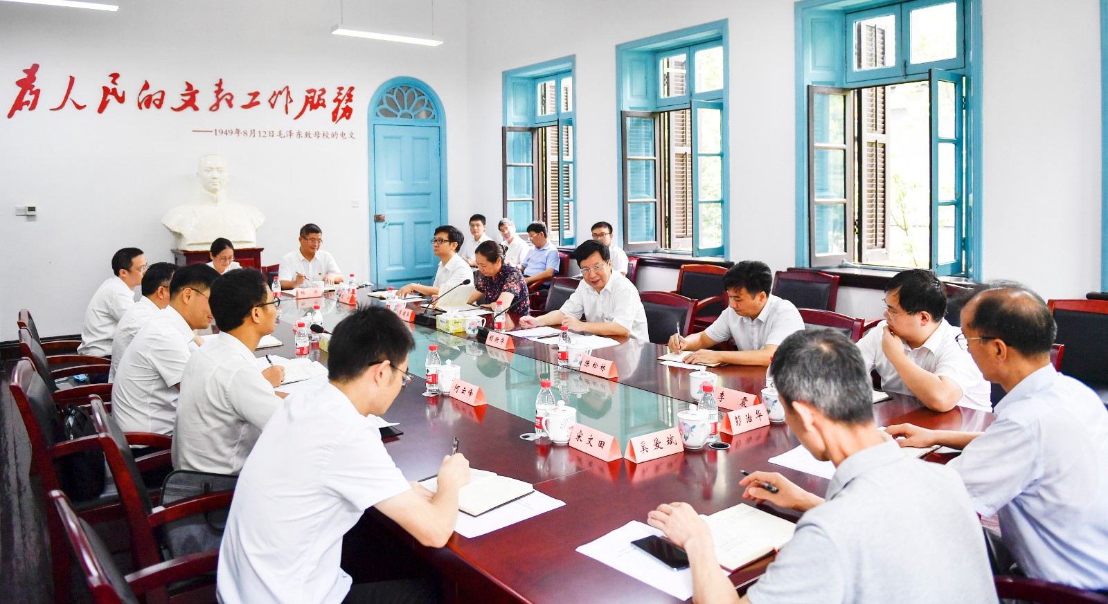 活动中，胡衡华以“坚持人民至上、践行初心使命”为主题讲授专题党课。长沙晚报全媒体记者 余劭劼 摄