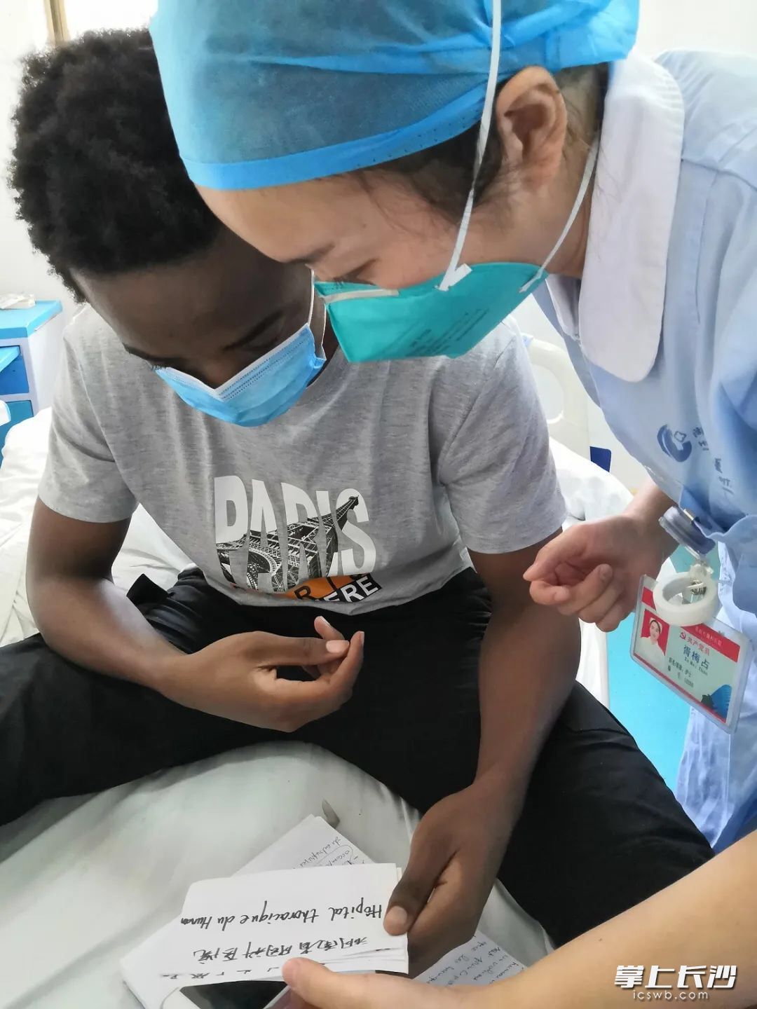 护士在教詹姆学习简单的中文。医院 供图