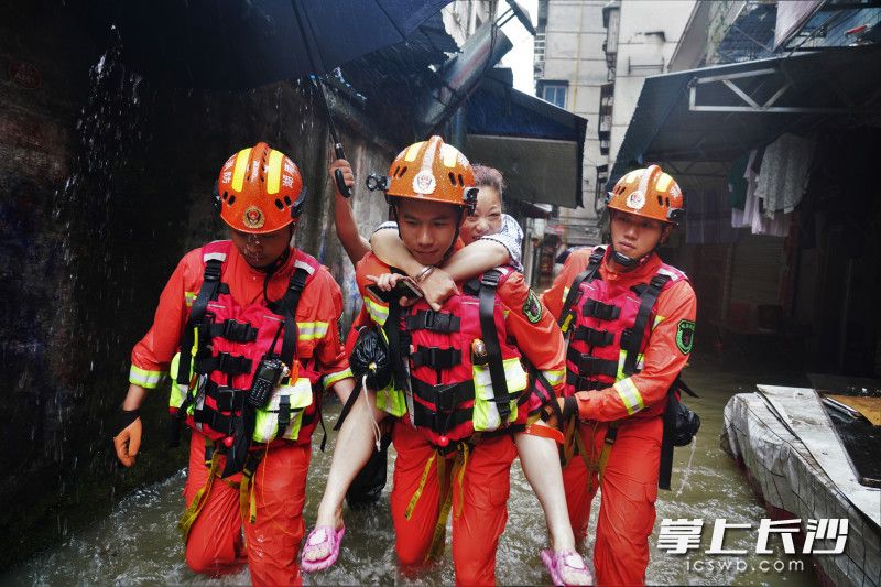 在岳阳楼区，消防指战员转移被困群众。长沙晚报通讯员 黎祥 摄