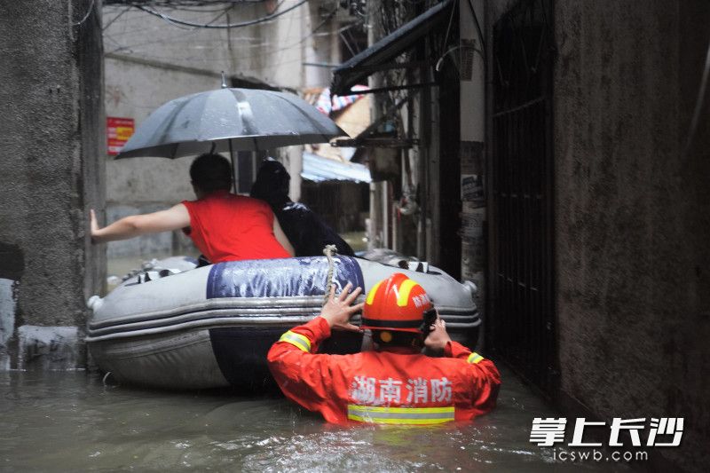 消防指战员转移被困群众。长沙晚报通讯员 黎翔 摄