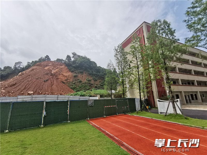 滑坡地段紧靠长沙师范附属创远小学，已设置2道围挡。长沙晚报全媒体记者 刘树源 摄