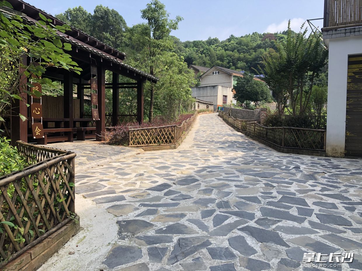 含泰社区村民拧成一股绳，村民们每月一次“聚会”，大家坐在凉亭中，为扮靓美丽家园建言献策。