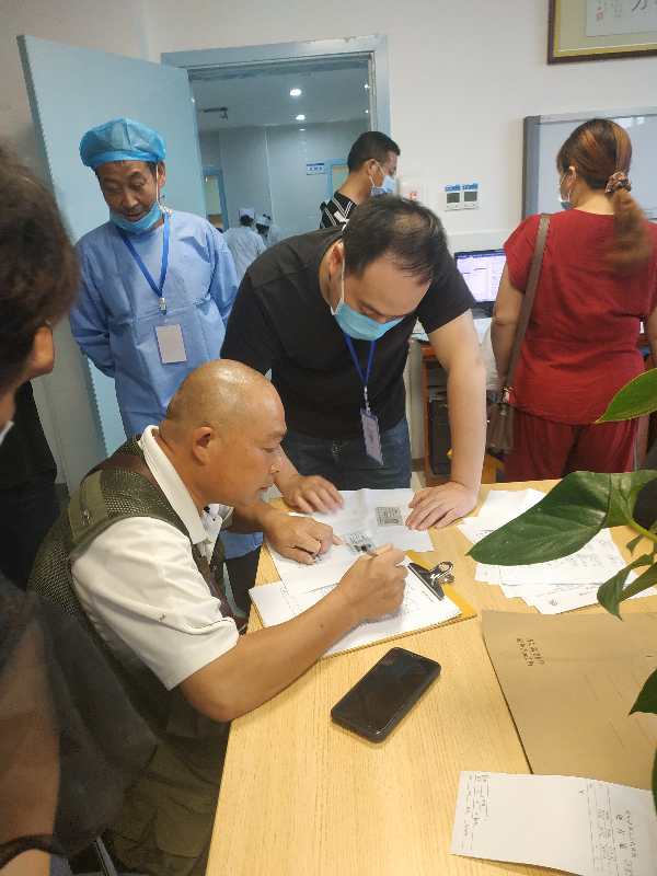 戴高奇渐渐理解儿子捐献遗体角膜的举动，在捐献确认登记表上签字。长沙晚报通讯员 潘爱华 杨丽红 供图