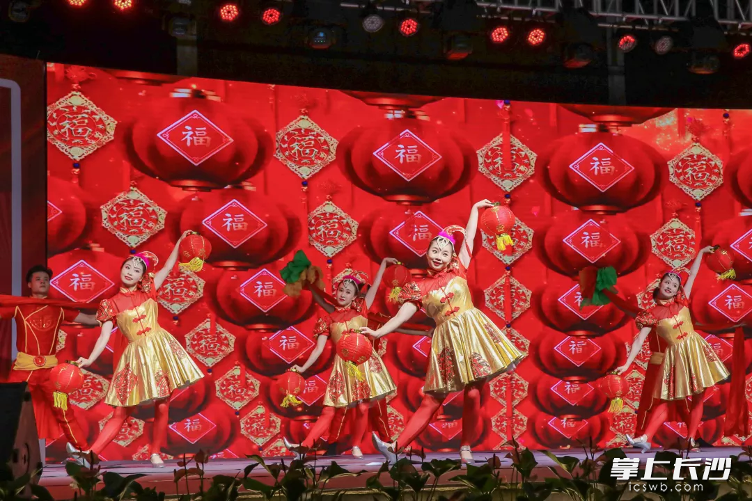 乡村艺术节表演精彩。