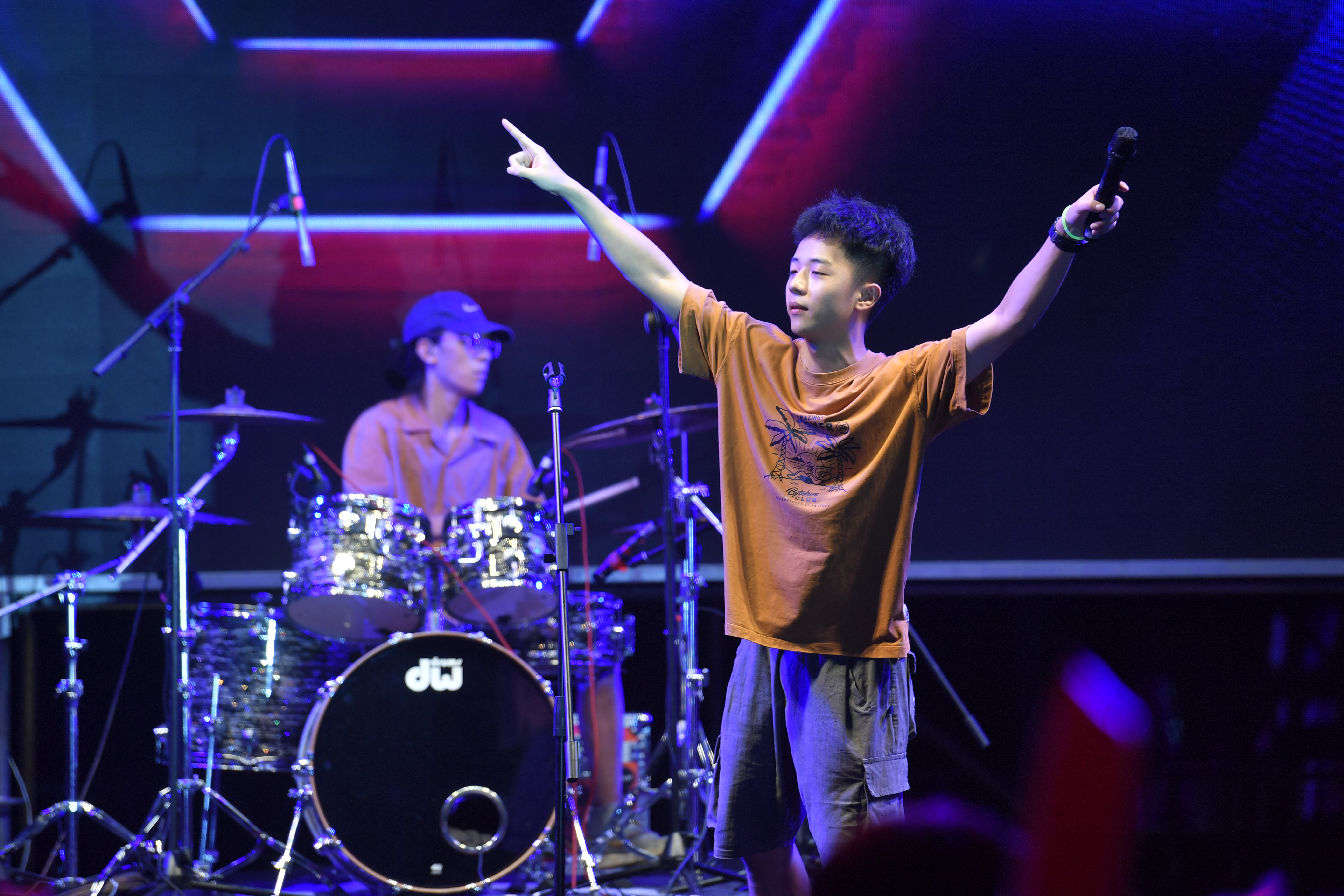 8月7日晚，放肆一“夏”young time音乐节在西湖激情开唱。均为长沙晚报全媒体记者 邹麟 摄