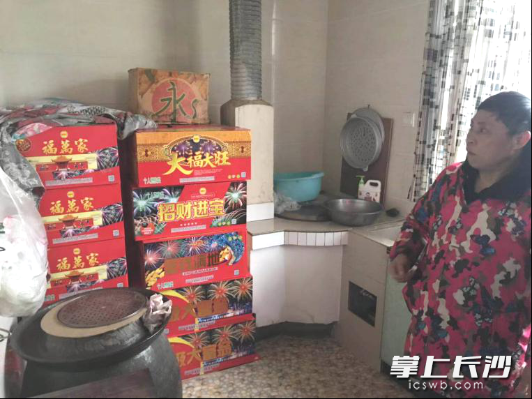 执法人员发现的烟花爆竹产品。