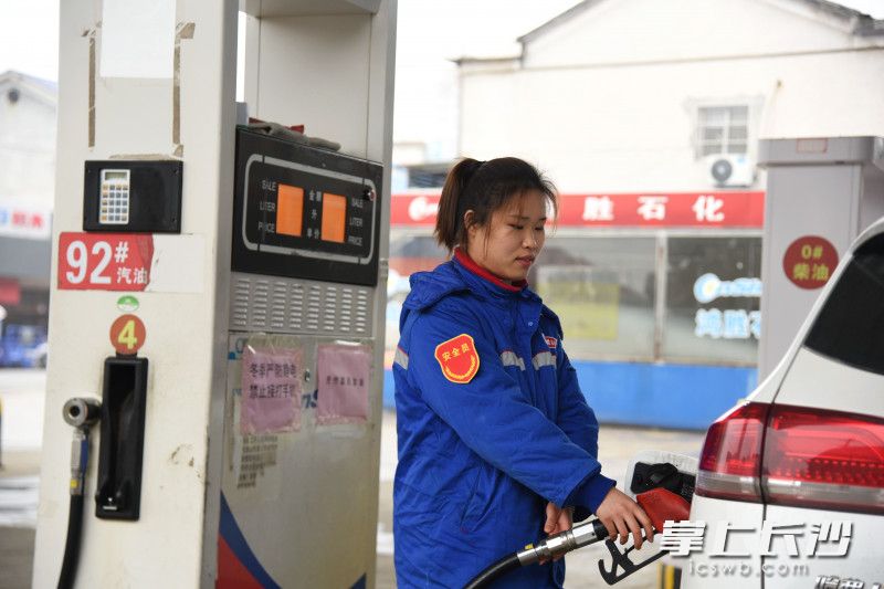 工作中，郭佳一丝不苟，注重每一个安全细节。均为长沙晚报全媒体记者 刘琦 摄