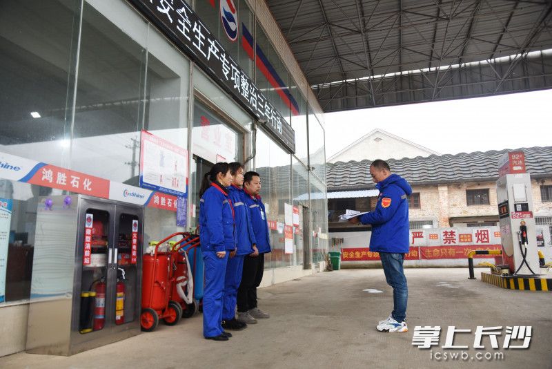 每天上午上班时，加油站都会准时召开安全生产班前会。