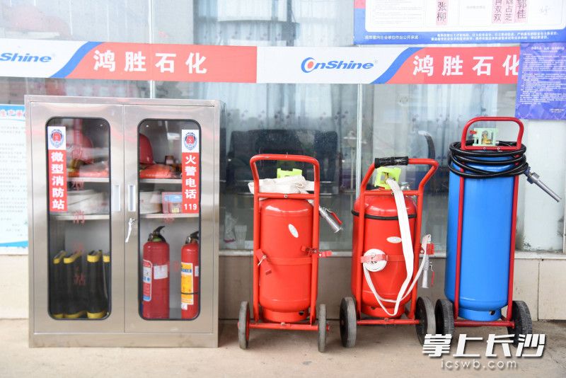 加油站微型消防站内，各类消防设施一应俱全。