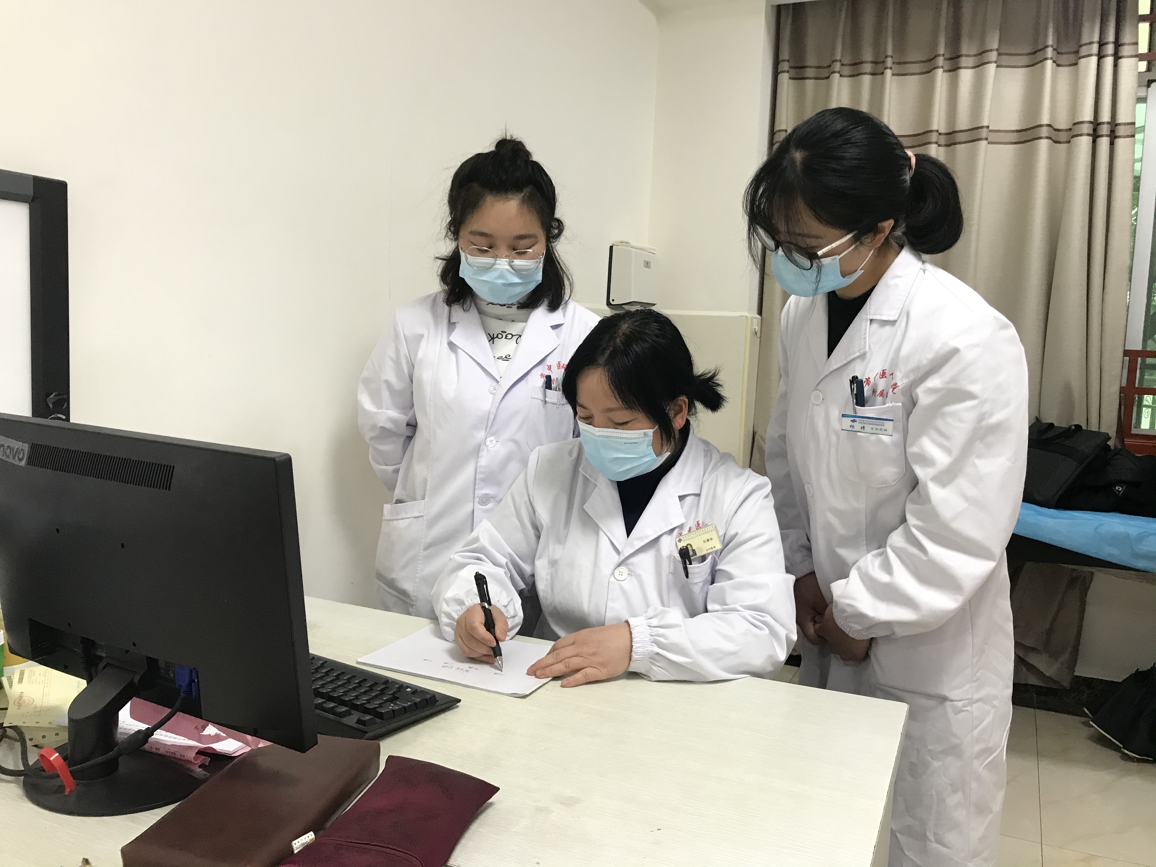 湖南中医药大学研究生张楠、杨晴跟着导师刘春华教授出门诊。长沙晚报全媒体记者 刘俊  摄