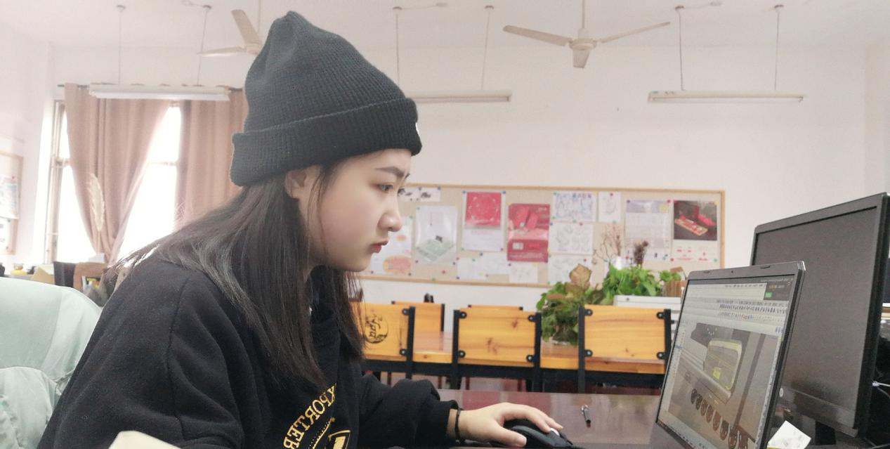 利用寒假专注于学习，是湖南工程学院学生崔雅茜留校期间的日常。湖南工程学院供图