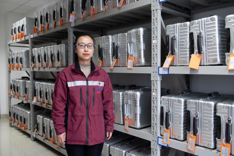 一排排整齐的装备箱里，装的是应急机动队队员出动时要携带的防护设备。均为长沙晚报全媒体记者邹麟摄