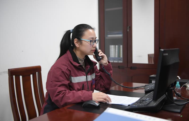 电话值班是24小时值班制。不管是白天还是半夜，只要电话铃声一响，就要立即接听、耐心解释，及时处理、汇报反馈。