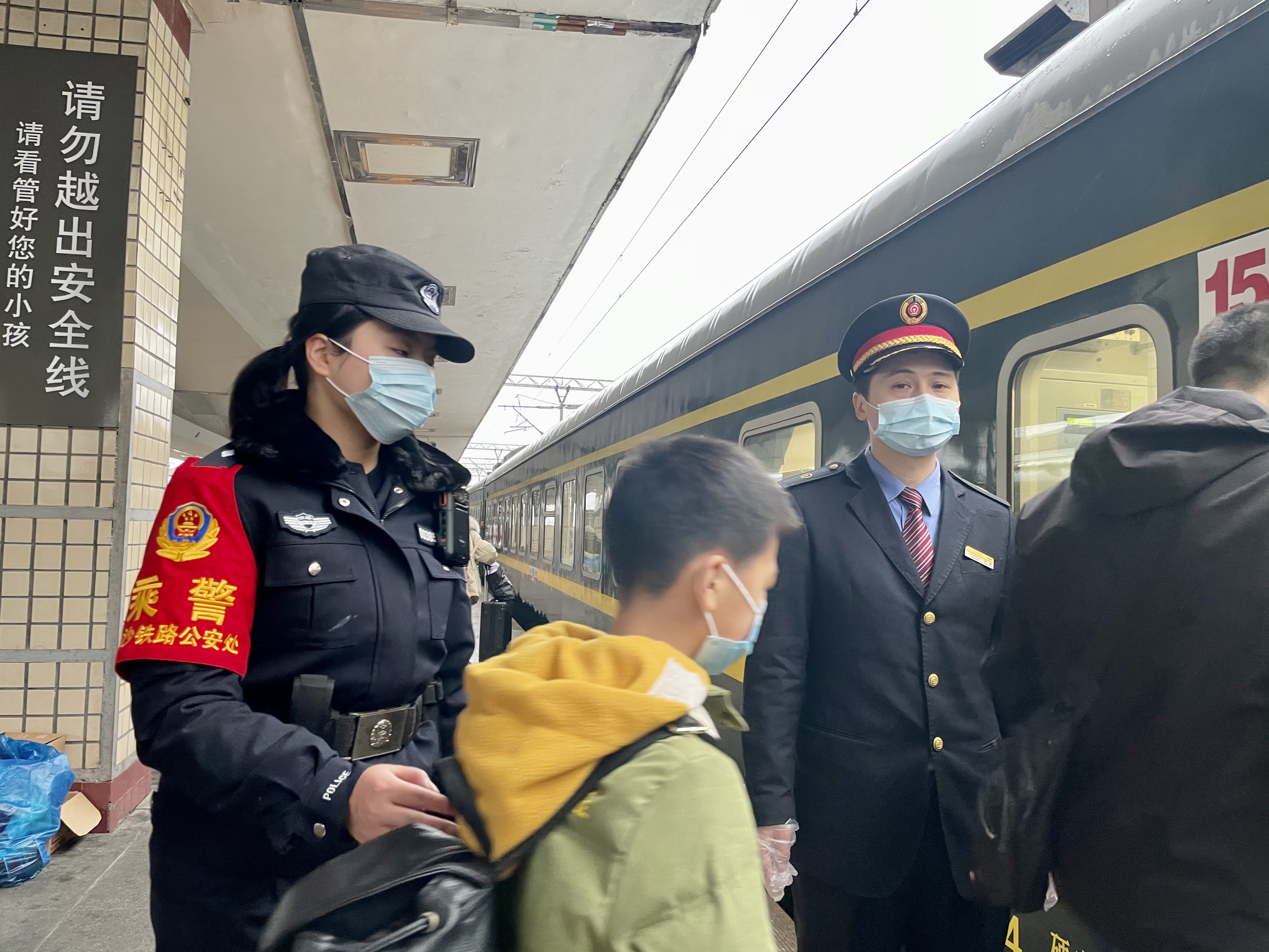 在站台上，乘警张晨正在引导旅客上车，并巡查站台安全情况。 长沙晚报全媒体记者 聂映荣 摄