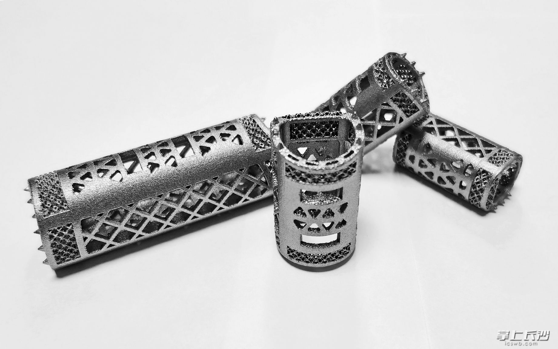 多孔型椎体融合器适用于颈椎退行性疾病、颈椎骨折、颈椎畸形和结核以及其他原因的椎体切除术中的椎体替代。（企业供图）