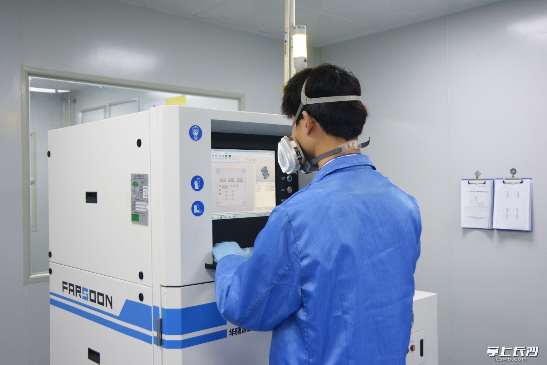 图为工作人员在操纵3d打印机，打印多孔型椎体融合器。（企业供图）