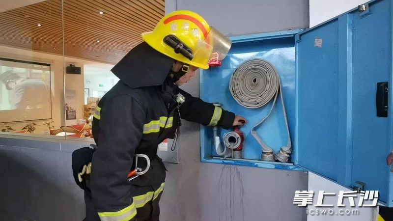 消防指战员排查单位消防安全隐患。