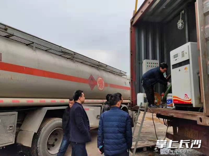 车内剩余柴油被转运。