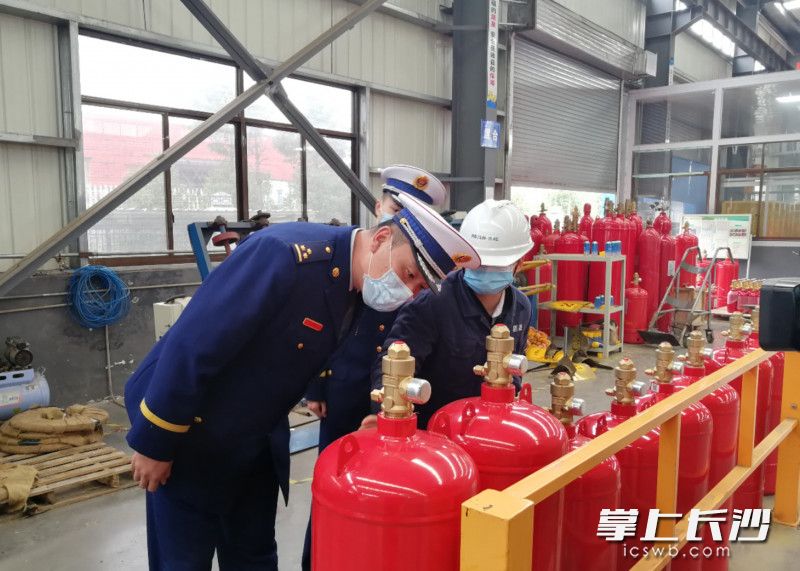 消防监督员开展消防产品检查。资料图片