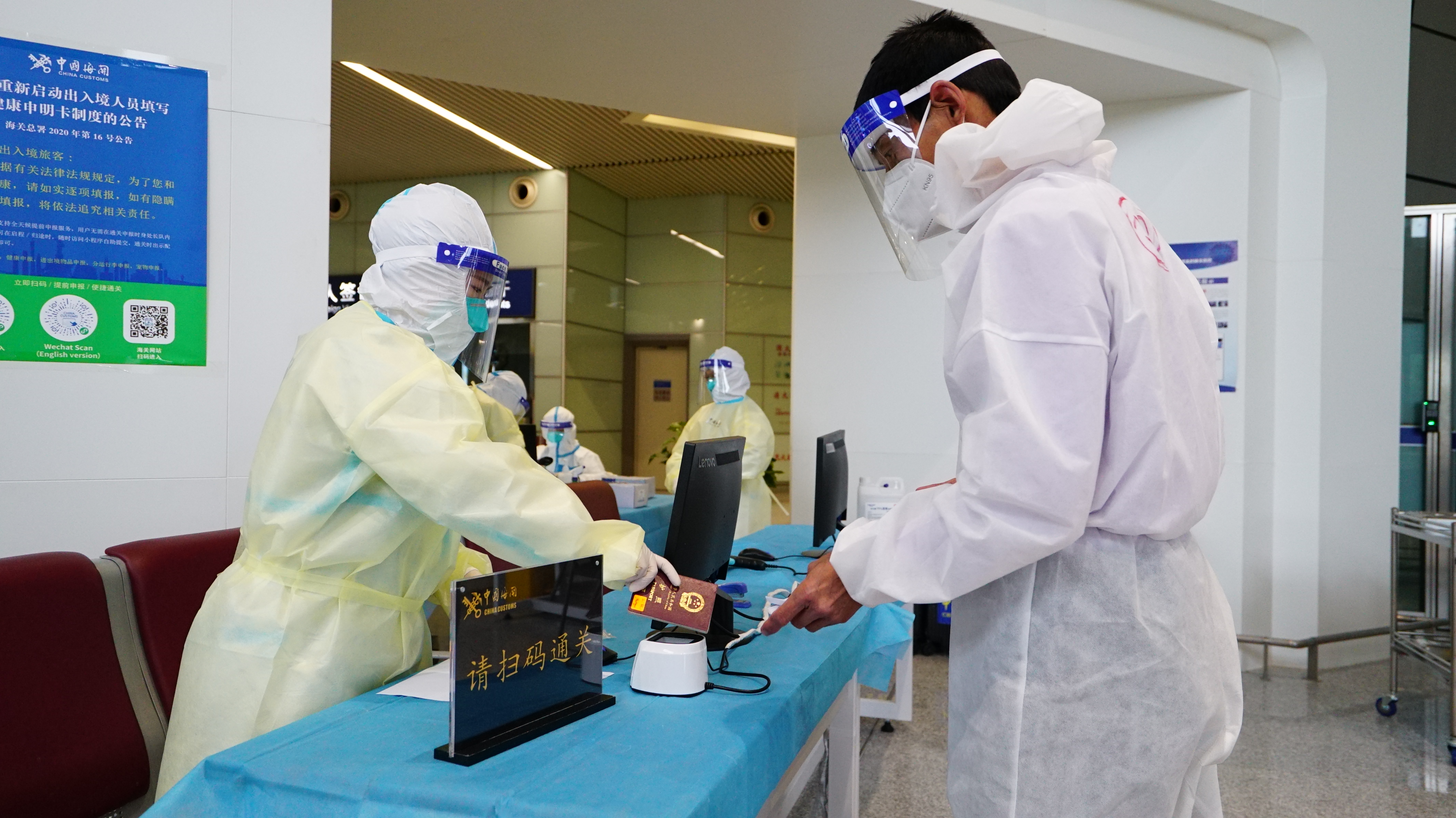 　　长沙黄花机场海关积极运用海关新上线的新旅通卫生处置系统，推进智慧通关，将传统的人工纸质验核转变为全流程电子验核，入境旅客实现“一码”通关。均为长沙黄花机场海关供图