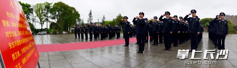 4月2日，湖南省公安厅机关在湖南革命陵园庄重举行“弘扬英烈精神、争做忠诚卫士”缅怀英烈纪念活动。均为长沙晚报通讯员 贺燕 供图