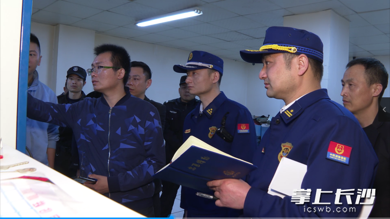 消防监督员对五江天街北期开展消防安全检查。均为长沙消防供图