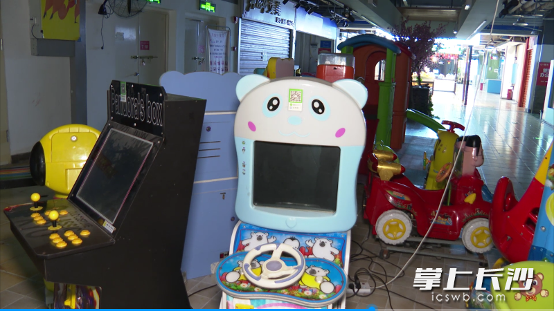 游乐设施阻挡了疏散通道，存在消防安全隐患。