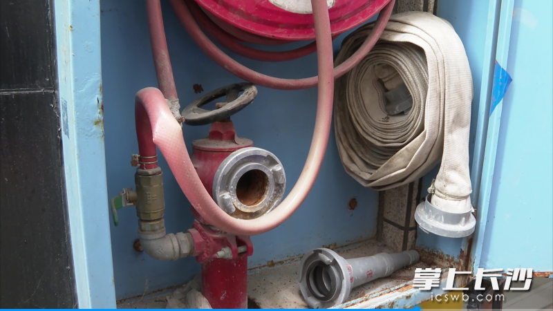 部分消火栓等设施存在损坏现象。