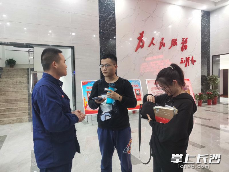 余女士从消防救援站取回了自己丢失的挎包。长沙消防供图