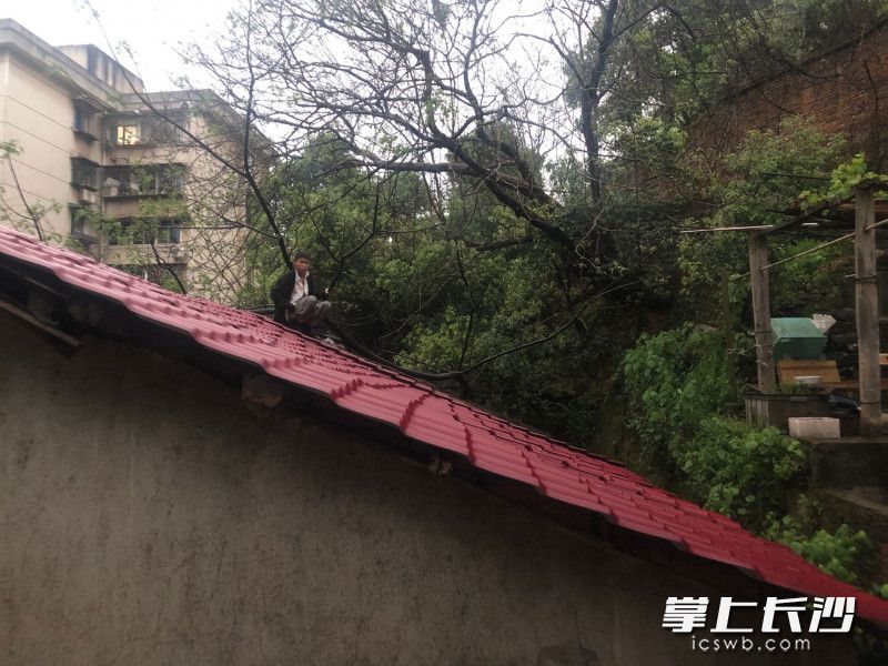 男子被困屋顶。均为长沙晚报通讯员 唐雄杰 供图 男子被困屋顶。均为长沙晚报通讯员 唐雄杰 供图