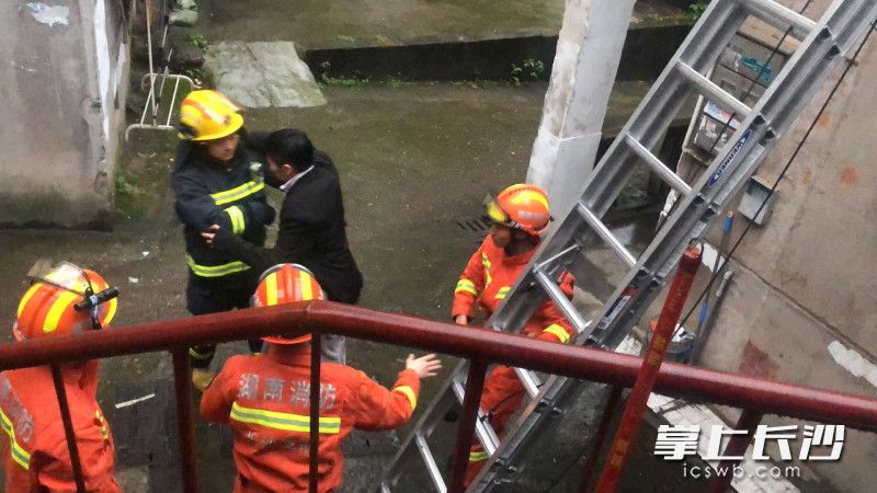 男子被救下后十分激动,向消防员索抱。 男子被救下后十分激动,向消防员索抱。