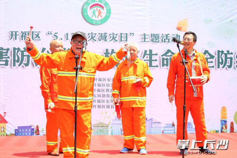 社区居民自编自演的“消防三句半”节目为居民群众普及消防安全常识。均为长沙晚报通讯员 李文 供图