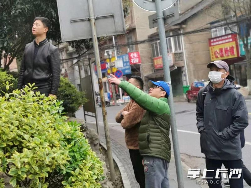 网格志愿者安全巡查发现隐患，社区及时组织处置。