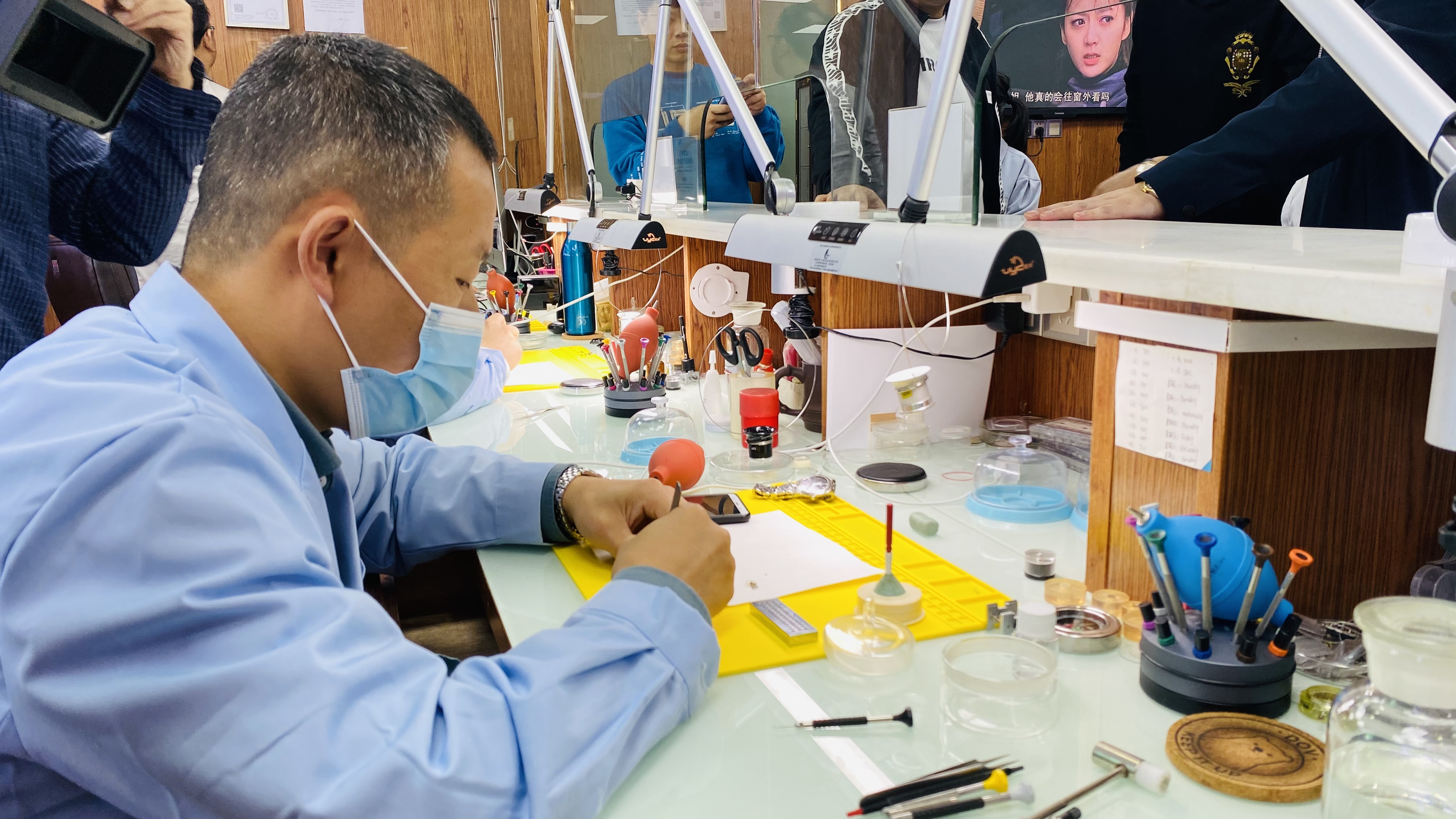 长沙一手表维修中心的工作人员在维修手表。  长沙晚报全媒体记者 周辉霞摄