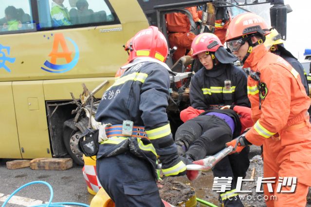 被困的乘客被消防员成功救出。均为长沙消防供图