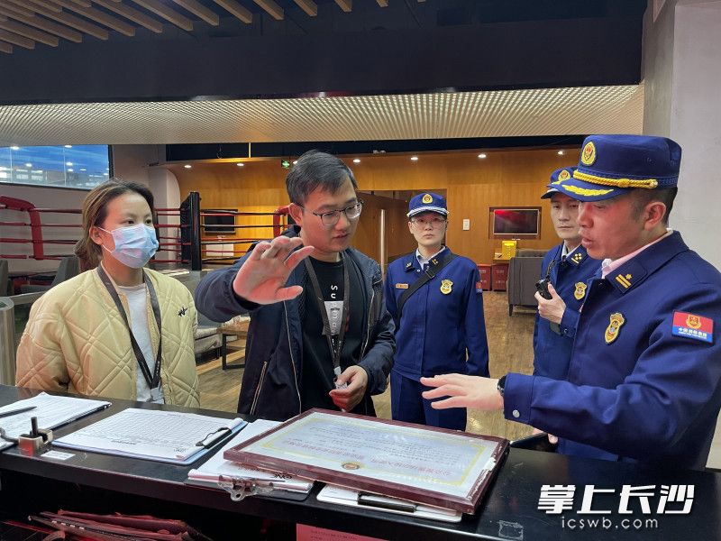 天心区消防救援大队对大型商业综合体开展为期两天的“体检式”消防安全专项检查。均为长沙消防供图