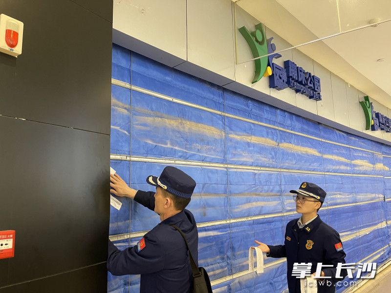 对消防安全隐患严重店铺，消防监督员依法实施临时查封。